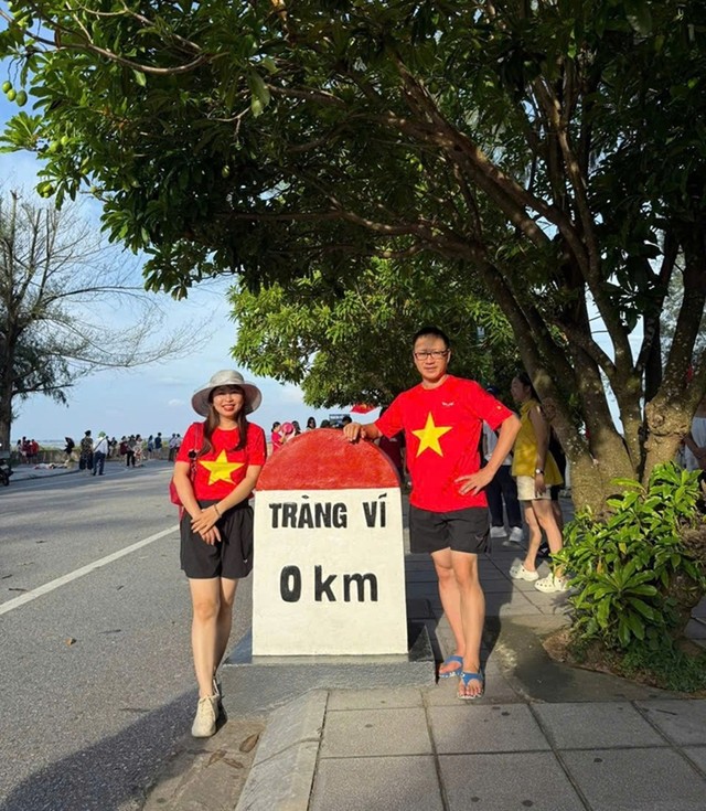 Du khách chụp ảnh lưu niệm tại Cột mốc Tràng Vĩ tại điểm du lịch Mũi Sa Vĩ - một những điểm du lịch hấp dẫn du khách khi đến với Quảng Ninh.