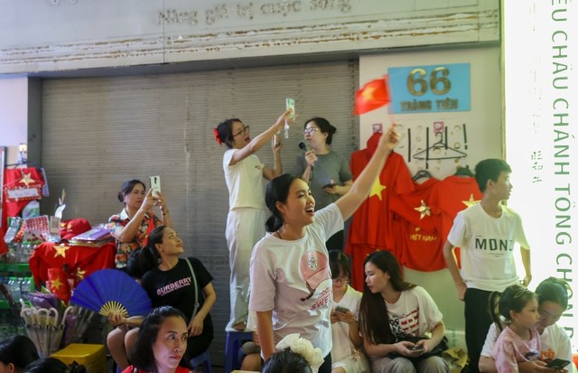 Nhiều người hoà theo điệu nhạc trên phố tạo nên bầu không khí háo hức và đầy năng lượng.