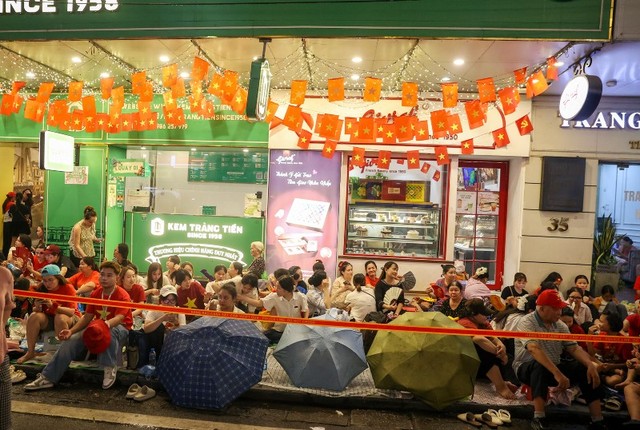 Khu vực có mái hiên trước cửa Công ty Kem Tràng Tiền cũng kín đặc từ 19h.