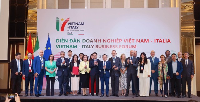 Các đại biểu tham dự Diễn đàn chụp ảnh lưu niệm. Ảnh: Mạnh Tuấn.