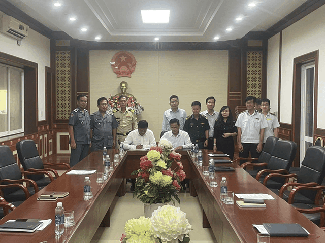 Đại diện Ban Quản lý Khu Kl992 cổng game cá cược tỉnh Gia Lai và Văn phòng Quản lý Cửa khẩu Quốc tế Oyadav, Vương quốc Campuchia ký biên bản ghi nhớ về bảo đảm lưu thông hàng hóa qua cửa khẩu.