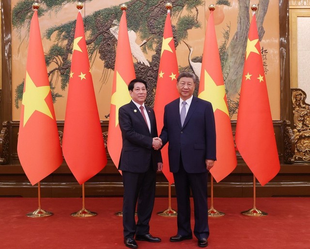 Chủ tịch nước Lương Cường và Tổng Bí thư, Chủ tịch nước Trung Quốc Tập Cận Bình chụp ảnh chung. Ảnh: Lâm Khánh/TTXVN.