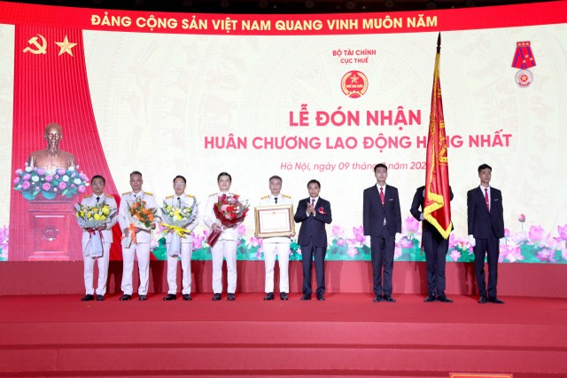 Thừa uỷ quyền của Chủ tịch nước, tại lễ kỷ niệm 80 năm ngành truyền thống ngành Thuế, Bộ trưởng Bộ Kl991.com nạp rút nhanh Nguyễn Văn Thắng đã trao Huân chương Lao động Hạng nhất cho Cục Thuế. Ảnh: Đức Minh.