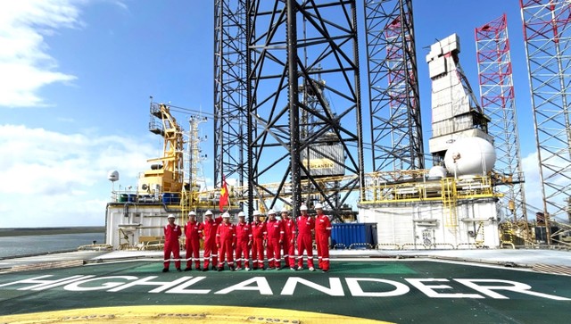 Đội ngũ kỹ thuật của PV Drilling nhận giàn khoan tại Đan Mạch