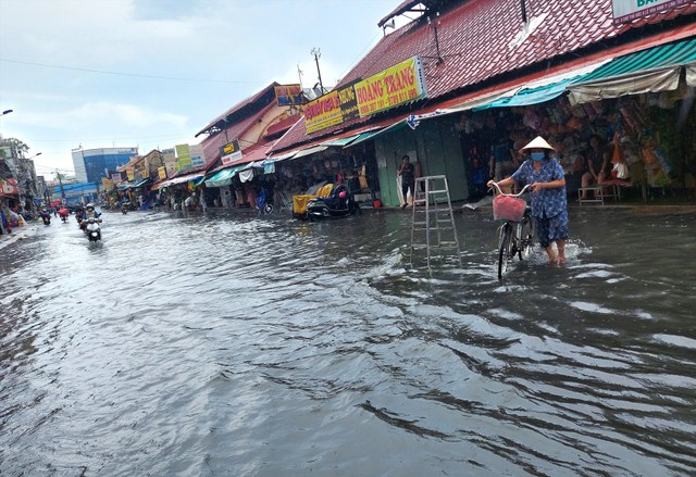 Mỗi mùa mưa tới, khu vực chợ Thủ Đức lại chìm trong biển nước.