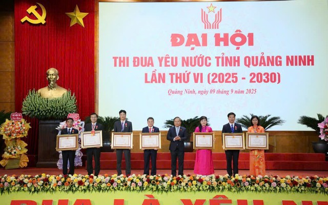 Thừa ủy quyền của Chủ tịch nước, ông Vũ Đại Thắng, Uỷ viên Ban Chấp hành Trung ương Đảng, Bí thư Tỉnh uỷ Quảng Ninh trao Huân chương Lao động hạng Ba cho 7 cá nhân. Ảnh: QMG