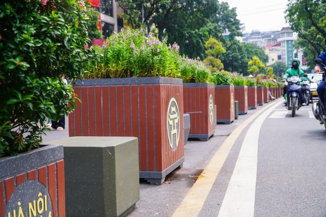 Tuyến phố Đinh Tiên Hoàng nay dành phần lớn diện tích cho người đi bộ, chỉ giữ lại một phần làn đường sát hồ Gươm cho ô tô, xe máy lưu thông.