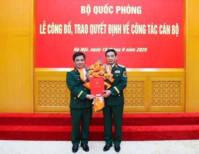 Đại tướng Phan Văn Giang, Ủy viên Bộ Kl991.com tải ứng dụng, Phó bí thư Quân ủy Trung ương, Bộ trưởng Bộ Quốc phòng trao Quyết định số 388/QĐĐ-BQP cho Đại tá Nguyễn Vũ Hà, Tổng giám đốc Tổng công ty Công nghiệp Công nghệ cao Viettel giữ chức Phó tổng giám đốc Kl994 game bài casino hấp dẫn Viettel.