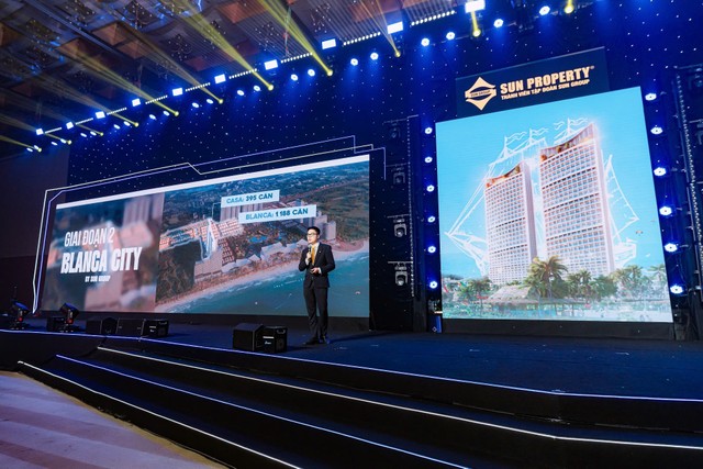 Đại diện Sun Property thuyết trình về dòng sản phẩm mới tại hai tháp Blanca 6&amp;7