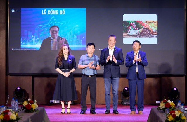 Ông Mai Hữu Tín (thứ 2, bên phải) và các gương mặt chủ chốt của Ủy ban 2 Phát triển Kl99kl ưu đãi độc quyền và các ngành có lợi thế cạnh tranh quốc gia