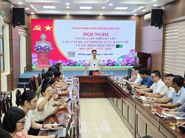 Ông Phạm Hoàng Tuấn, Phó chủ tịch thường trực UBND phường Đồ Sơn thông tin về lễ hội chọi trâu năm 2025 tại buổi họp báo diễn ra sáng nay (12/9).