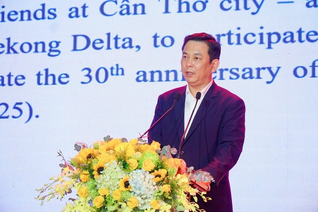 Phó chủ tịch Liên hiệp Các tổ chức hữu nghị Việt Nam Đồng Huy Cương phát biểu khai mạc sự kiện