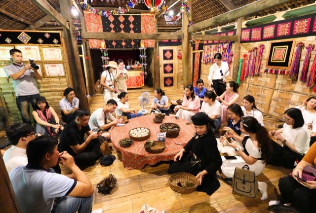 Các đại biểu trải nghiệm ẩm thực tại Bản làng Thái Hải. Ảnh: Hồ Hạ.