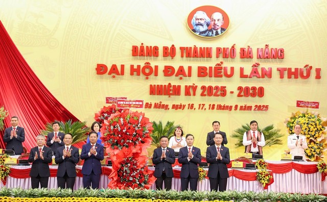 Đồng chí Trần Cẩm Tú tặng hoa chúc mừng Đại hội đại biểu lần thứ I Đảng bộ thành phố Đà Nẵng, nhiệm kỳ 2025 - 2030.