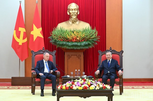 Tổng Bí thư cũng đề nghị ông Patrusev chuyển lời chào và thăm hỏi tới Tổng thống Putin. Tổng Bí thư cũng đề nghị ông Patrusev chuyển lời chào và thăm hỏi tới Tổng thống Putin.