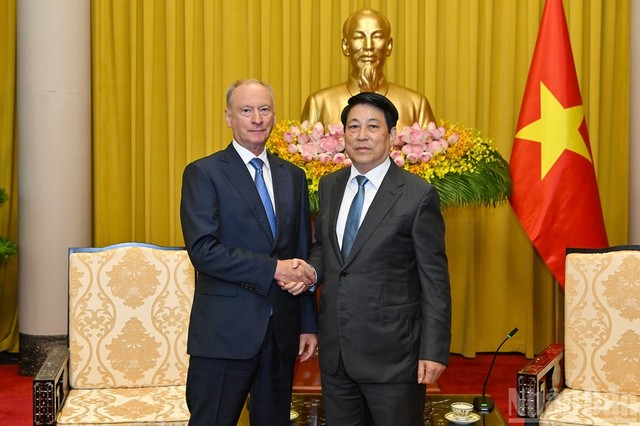 Chủ tịch nước Lương Cường (phải) tiếp Trợ lý Tổng thống Nga, Chủ tịch Hội đồng Biển Liên bang Nga Nikolai Patrusev. Chủ tịch nước Lương Cường (phải) tiếp Trợ lý Tổng thống Nga, Chủ tịch Hội đồng Biển Liên bang Nga Nikolai Patrusev.