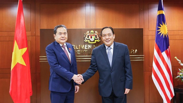 Chủ tịch Thượng viện Malaysia Dato' Awang Bemee Awang Ali Basah đón Chủ tịch Quốc hội Trần Thanh Mẫn. Ảnh: Doãn Tấn. Chủ tịch Thượng viện Malaysia Dato' Awang Bemee Awang Ali Basah đón Chủ tịch Quốc hội Trần Thanh Mẫn. Ảnh: Doãn Tấn.