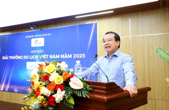 Phó Cục trưởng Cục Du lịch Quốc gia Việt Nam Hà Văn Siêu phát biểu tại buổi họp báo. Ảnh: Trần Huấn.