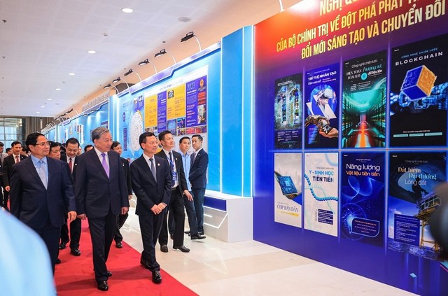 Tổng Bí thư Tô Lâm và Thủ tướng Phạm Minh Chính cùng các đại biểu tham quan triển lãm thành tựu khoa học và công nghệ trong khuôn khổ buổi lễ. Ảnh: Bộ KHCN