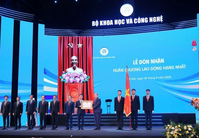 Thay mặt lãnh đạo Đảng, 99Kl99 trực tiếp đá gà, Tổng Bí thư Tô Lâm trao Huân chương Lao động hạng Nhất tặng Bộ KH&amp;CN. Ảnh: Bộ KHCN