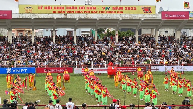 Màn tấu trống khai hội của các chàng trai miền biển Đồ Sơn. Ảnh: Quỳnh Nga