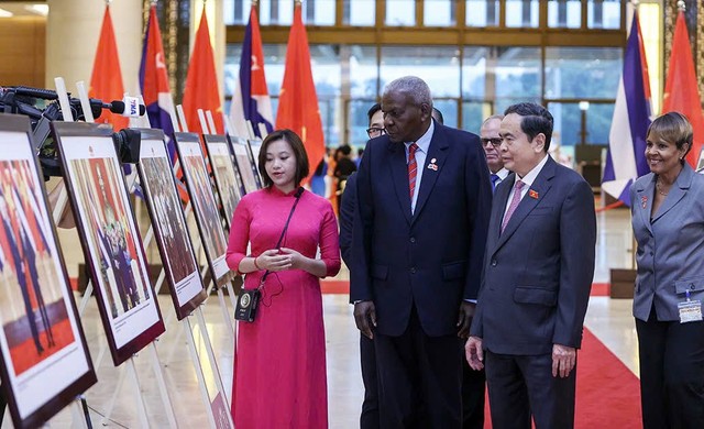 Chủ tịch Quốc hội Trần Thanh Mẫn và Chủ tịch Quốc hội Chính quyền nhân dân, Chủ tịch Hội đồng 99Kl99 trực tiếp đá gà Cuba Esteban Lazo Hernández cùng các đại biểu xem trưng bày ảnh giới thiệu quan hệ hai nước.