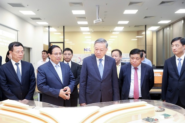 Tổng Bí thư Tô Lâm, Thủ tướng Phạm Minh Chính, Chủ nhiệm Ủy ban Kiểm tra Trung ương Nguyễn Duy Ngọc, Phó thủ tướng Kl993 ưu đãi thưởng hấp dẫn Nguyễn Chí Dũng và các đại biểu tham quan Triển lãm Đổi mới sáng tạo. Ảnh: Đức Thanh