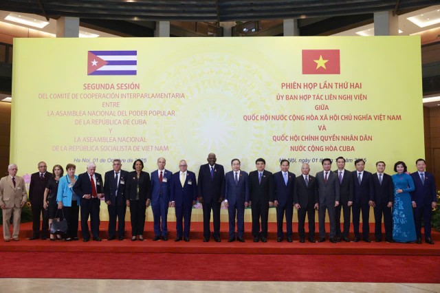 Các đại biểu chụp ảnh lưu niệm.