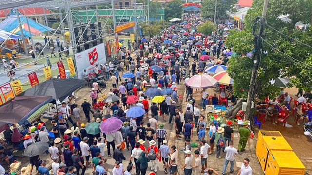 Lễ hội thu hút đông đảo nhân dân và du khách.