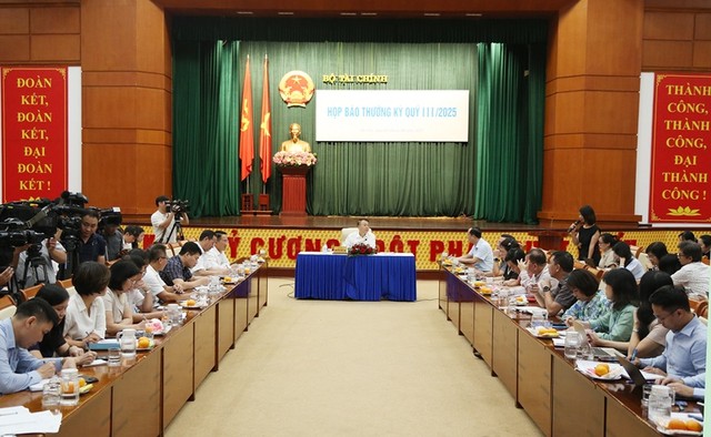 Phóng viên đặt câu hỏi trong cuộc họp. Ảnh: Đức Minh.