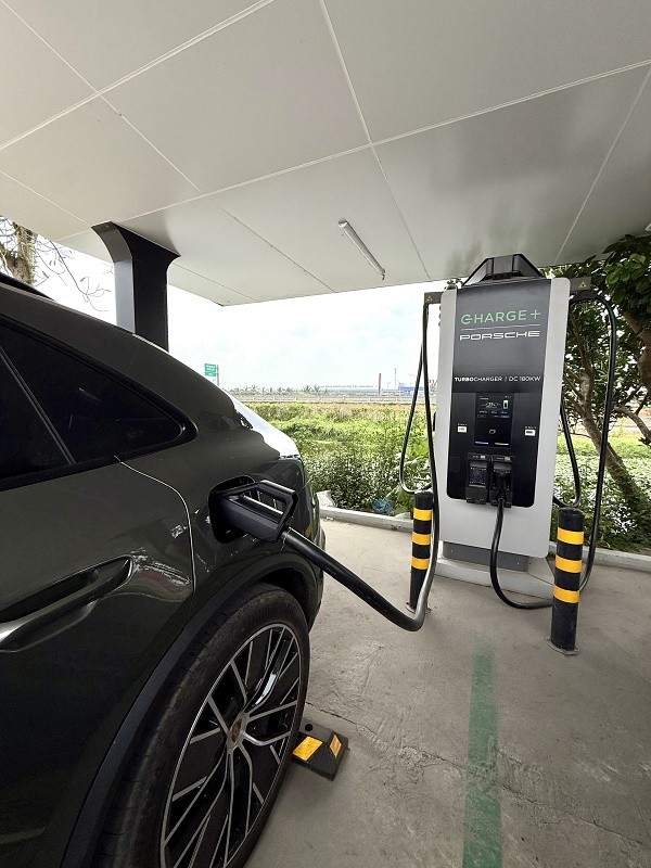 Trạm sạc được Porsche và Charge+ Kl99ok phiên bản mới tại Ninh Bình. Ảnh: T.H.