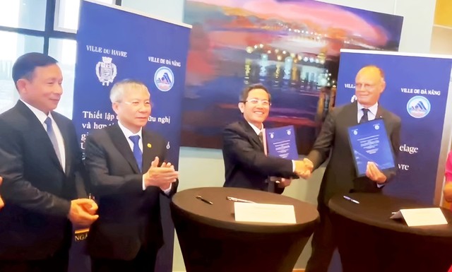 Phó Chủ tịch UBND TP.Đà Nẵng Trần Nam Hưng và ông Édouard Philippe - Thị trưởng thành phố Le Havre đã ký kết Bản ghi nhớ thiết lập quan hệ hợp tác, hữu nghị giữa hai thành phố.