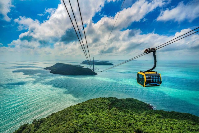 Hệ thống Sun World trên cả nước nổi tiếng nhờ những công trình biểu tượng du lịch như Cầu Vàng tại Bà Nà, Cáp treo Hòn Thơm…
