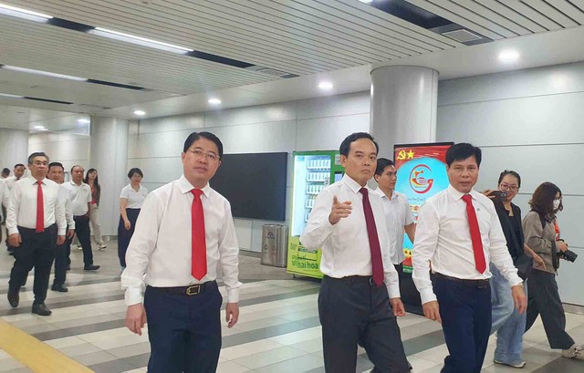 Ông Trần Lưu Quang ( giữa), Bí thư Trung ương Đảng, Bí thư Thành ủy TP.HCM cùng đoàn đại biểu tham quan, trải nghiệm tuyến 99Kl.app khuyến mãi hot đô thị Bến Thành - Suối Tiên (Metro số 1).