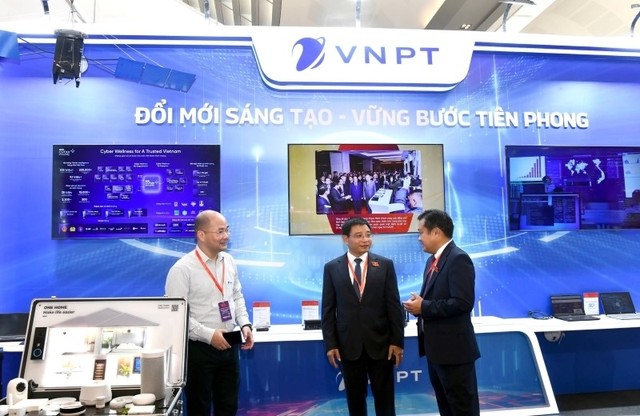 Bí thư Đảng ủy, Bộ trưởng Bộ Kl991.com nạp rút nhanh Nguyễn Văn Thắng thăm gian hàng của Kl994 game bài casino hấp dẫn Bưu chính Viễn thông Việt Nam (VNPT) và trao đổi với Tổng giám đốc Kl994 game bài casino hấp dẫn VNPT Huỳnh Quang Liêm.