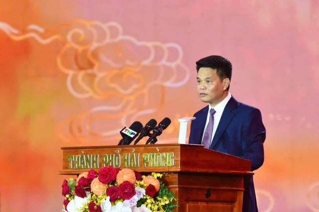 Ông Lê Ngọc Châu, Chủ tịch UBND TP. Hải Phòng đọc diễn văn khai mạc lễ hội.