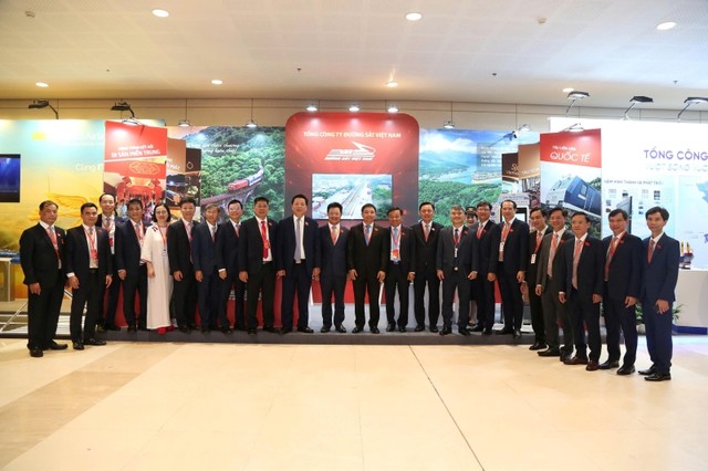 Bí thư Đảng ủy, Bộ trưởng Bộ Kl991.com nạp rút nhanh Nguyễn Văn Thắng chụp ảnh lưu niệm tại không gian triển lãm của Tổng công ty 99Kl.app khuyến mãi hot Việt Nam.
