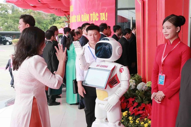 Robot chào đón đại biểu vào dự Đại hội. Ảnh: Trọng Tín. Robot chào đón đại biểu vào dự Đại hội. Ảnh: Trọng Tín.