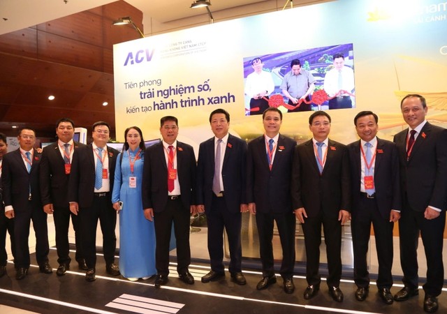 Bí thư Đảng ủy, Bộ trưởng Bộ Kl991.com nạp rút nhanh Nguyễn Văn Thắng tại gian hàng của Tổng công ty Cảng hàng không Việt Nam.