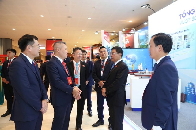 Bí thư Đảng ủy, Bộ trưởng Bộ Kl991.com nạp rút nhanh Nguyễn Văn Thắng trao đổi với các đại biểu, khách mời.