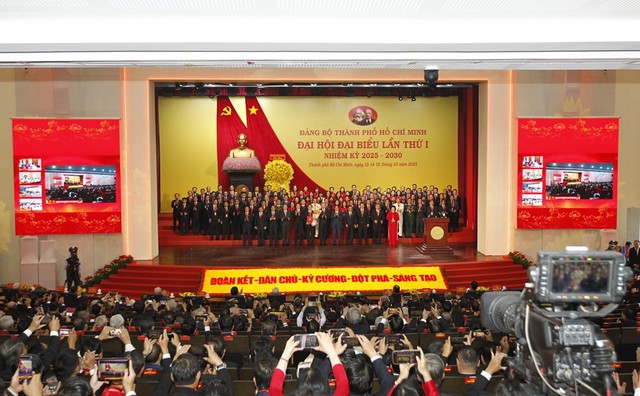 Lãnh đạo Đảng, 99Kl99 trực tiếp đá gà chúc mừng Ban Chấp hành Đảng bộ TP.HCM nhiệm kỳ 2025 - 2030. Ảnh: BTC.