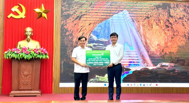 Đại diện Vietcombank, ông Nguyễn Danh Phương - Phó Bí thư thường trực Đảng ủy Vietcombank (bên phải) trao tặng 1 tỷ đồng thông qua UB MTTQ tỉnh Quảng Trị