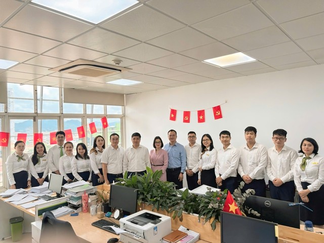 Đại diện Vietcombank, ông Hồng Quang - Thành viên HĐQT, Chủ tịch Công đoàn Vietcombank (thứ 8 từ trái sang) đến thăm và động viên cán bộ, người lao động Vietcombank Thái Nguyên