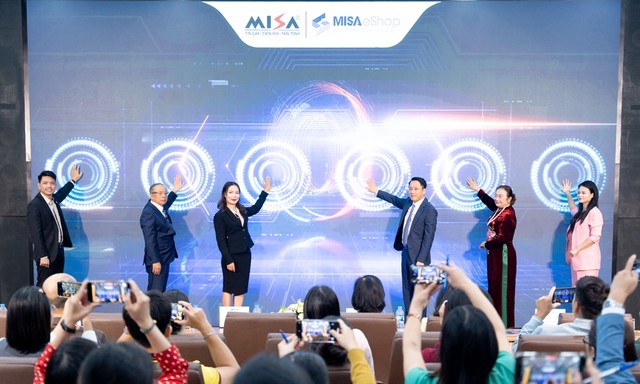 Các đại biểu bấm nút công bố chính thức việc MISA tặng miễn phí phần mềm cho 2 triệu hộ Kl992 VIP Trang Chủ 2026.