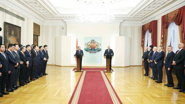 Tổng Bí thư Tô Lâm và Tổng thống Cộng hòa Bulgaria Rumen Radev gặp gỡ báo chí. (Ảnh: Thống Nhất/TTXVN).