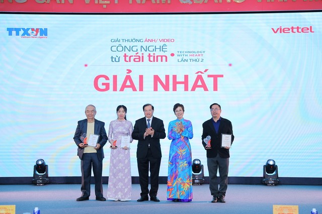Thứ trưởng Bộ Văn hóa, Thể thao và Du lịch Tạ Quang Đông và bà Vũ Việt Trang, Tổng giám đốc Thông tấn xã Việt Nam, Chủ tịch Hội đồng Giải thưởng trao giải Nhất cho các tác giả.