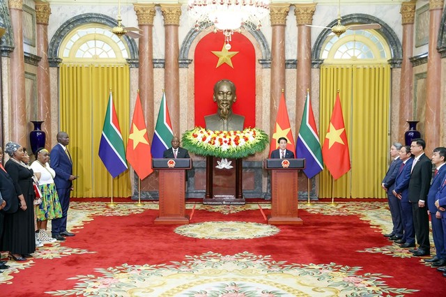Kết thúc hội đàm, Chủ tịch nước Lương Cường và Tổng thống Cyril Ramaphosa gặp gỡ với báo chí.