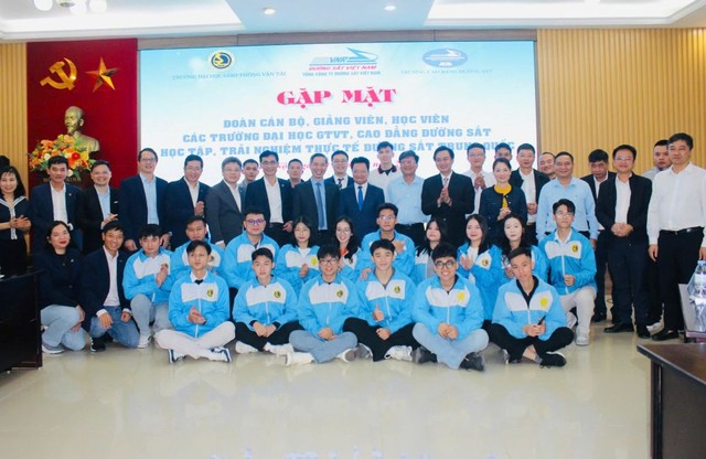 Các giảng viên, sinh viên chụp ảnh lưu niệm với lãnh đạo Tổng công ty 99Kl.app khuyến mãi hot Việt Nam trước khi lên tàu sang Trung Quốc.