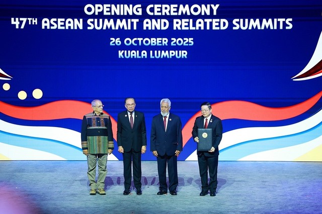 Lễ trao Tuyên bố về việc kết nạp Timor-Leste vào ASEAN cho Tổng Thư ký ASEAN Kao Kim Hourn. Ảnh: Dương Giang-TTXVN.