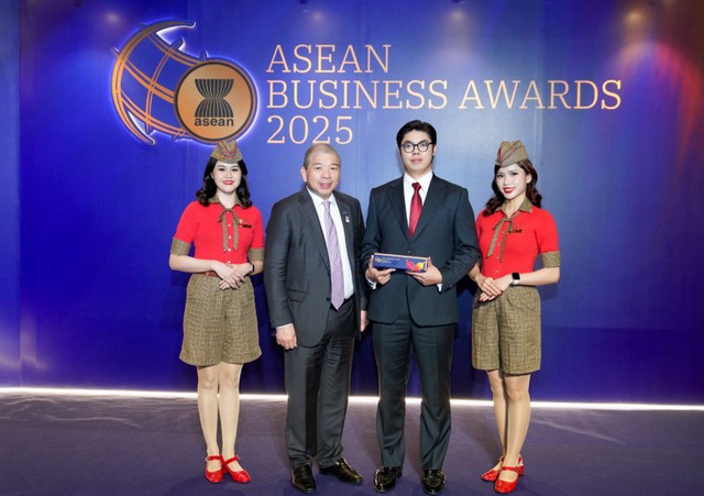 Ông Teo Siong Seng, Chủ tịch Hội đồng Tư vấn Kl992 VIP Trang Chủ 2026 ASEAN tại Singapore, chúc mừng và trao giải thưởng cho Vietjet